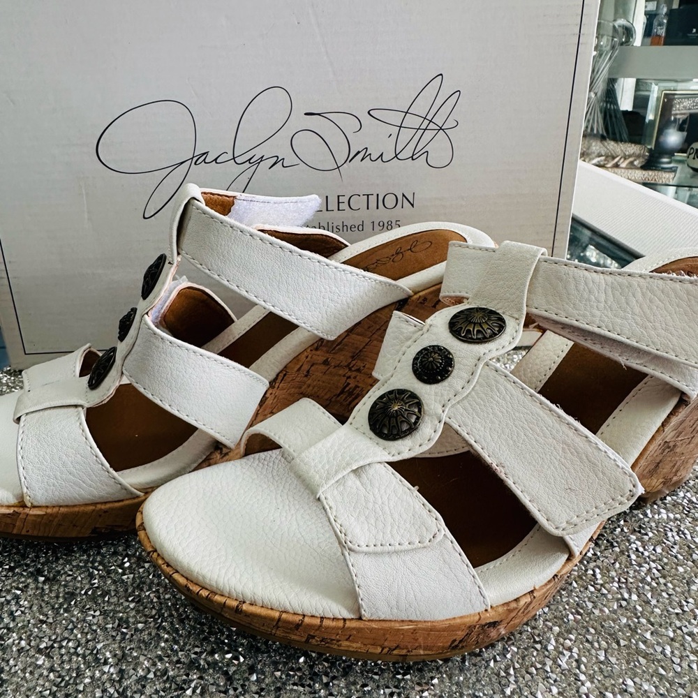 Jaclyn Smith white wedge heels size 8 - Picture 2 of 6